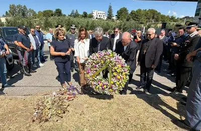 Deposta una corona di fiori ad Amedolara