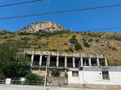 La struttura sopra alla stazione di Acquappesa