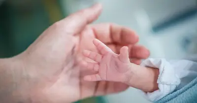 La mano di un neonato