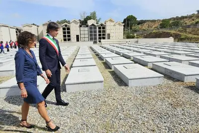 Falcomatà al cimitero per onorare i migranti morti