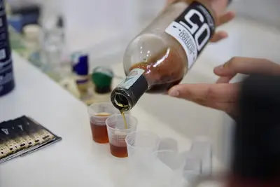 Amaro versato in bicchieri