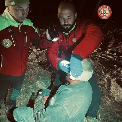 Operatori del soccorso alpino e persona ritrovata