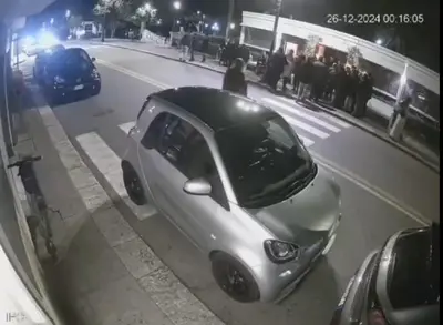 La ragazza ripresa mentre attraversava dalle telecamere di sorveglianza di un attività