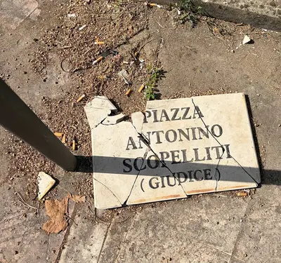 La targa distrutta