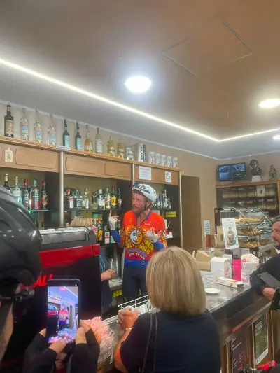 Jovanotti in un bar a Camigliatello