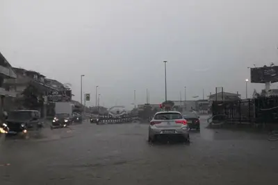 Macchine con strada allagata