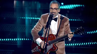 Dario Brunori sul palco dell'Ariston