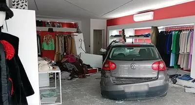 La macchina finita all'interno del negozio