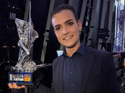 Valerio Scanu con il Premio Mia Martini