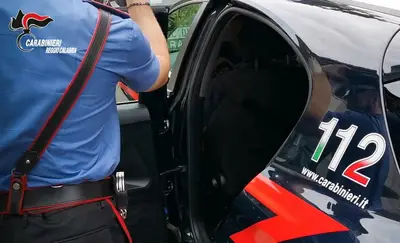 Carabiniere apre sportello della macchina per caricare farmaci scaduti posto sotto sequestro