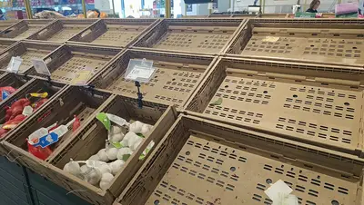 Scaffali supermercato vuoti