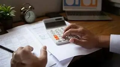 Fogli, calcolatrice, mani.