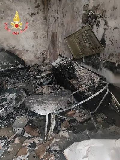 La casa distrutta dopo le fiamme