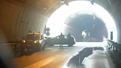 L'auto dei carabinieri tamponata