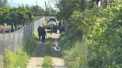 Persone che camminano lungo sentiero