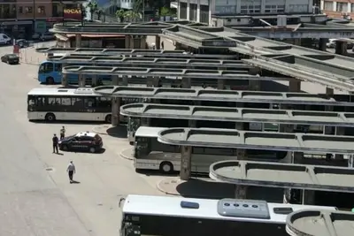 carabinieri nel piazzale