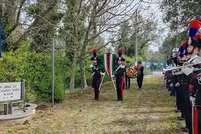 Militari reggono corona commemorativa