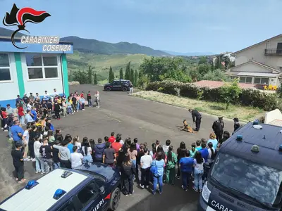 Carabinieri incontrano studenti