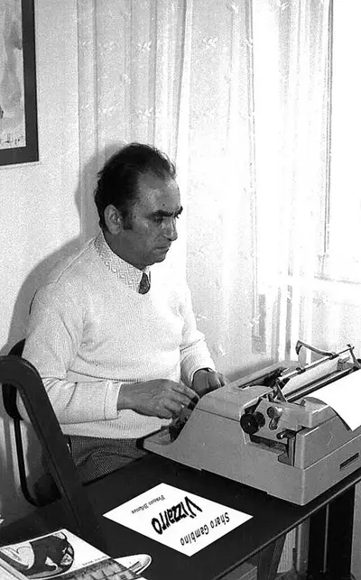 Sharo Gambino con macchina da scrivere