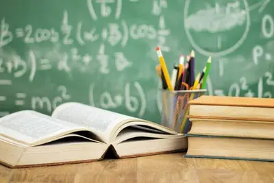 libri e matite, lavagna con formule matematiche