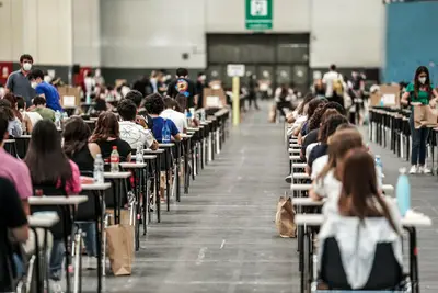 Studenti seduti sui banchi di scuola
