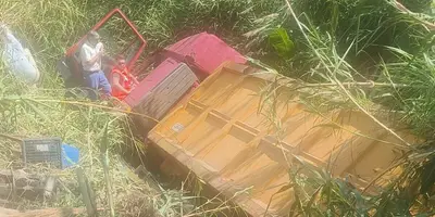 Il camion finito nella scarpata