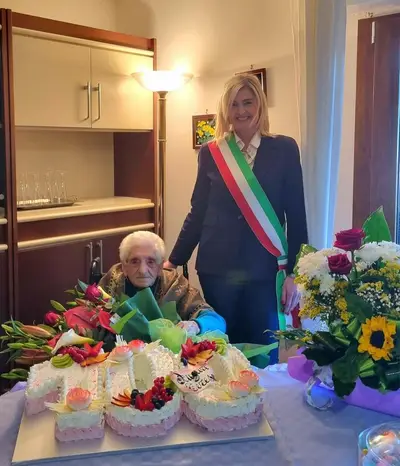 Nonna Teresa con l'assessora ai lavori pubblici del Comune di Castrolibero Nicoletta Perrotti