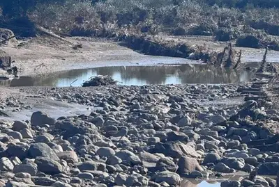 alveo fiume con detriti