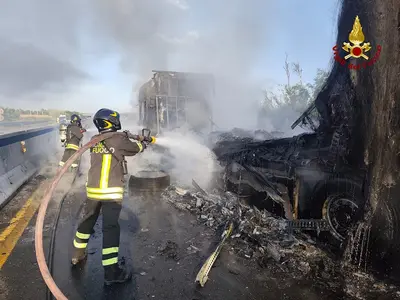 Il camion distrutto dalle fiamme