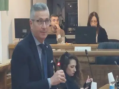 Un uomo parla durante una seduta consiliare a Taurianova