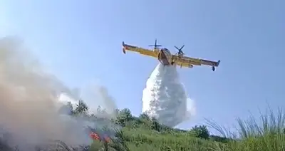 Il canadair in volo su Lamezia Terme
