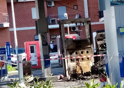 La stazione di benzina distrutta a Corigliano