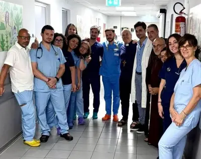 Il vescovo con il personale dell'Annunziata