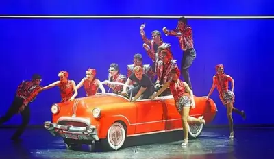 Una scena del musical "Grease"