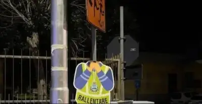 Sagoma vigile urbano decapitata