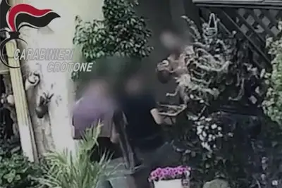 Spacciatori a 'gestione familiare' ripresi da immagini di videosorveglianza