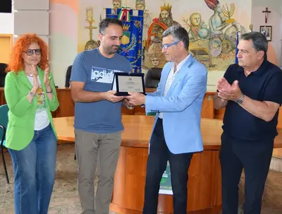 Il presidente Mazzuca consegna il riconoscimento
