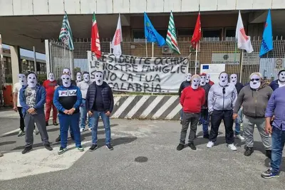 Lavoratori in protesta con maschere