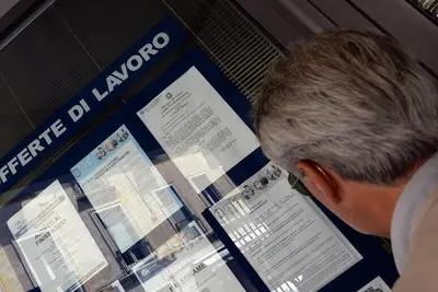 Uomo che legge offerte di lavoro