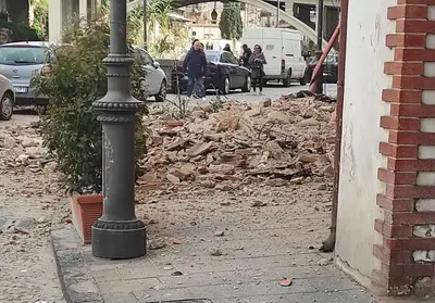 Immagine del crollo di una parte di cornicione