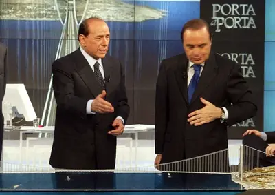 Berlusconi mentre illustra il suo progetto del Ponte sullo Stretto