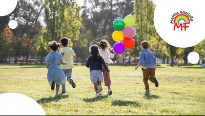 Bambini corrono su un prato con palloncini in mano, logo associazione Mattia Facciolla