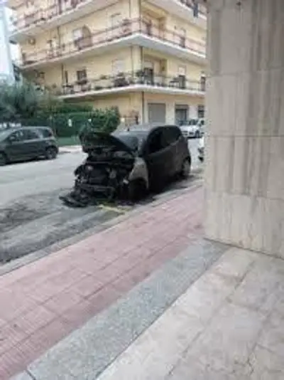 Incendiata auto avvocato a locri