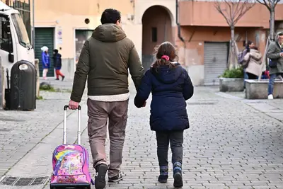 Padre che accompagna figlia a scuola