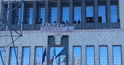 Prendocasa occupa il Comune di Cosenza