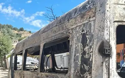 Lo scuolabus incendiato