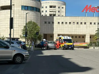 Un'ambulanza davanti al parcheggio chiuso del Metropolis