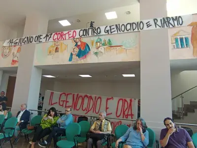 Striscioni pro Palestina in consiglio comunale a Cosenza