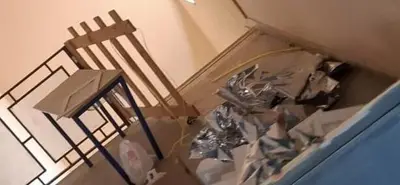 Rifiuti sul pianerottolo della scuola