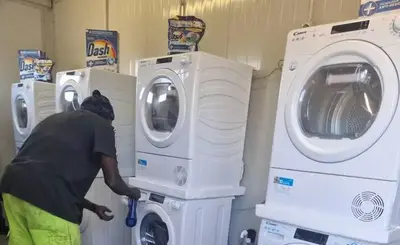 Lavanderia di Papa Francesco nella tendopoli di San Ferdinando